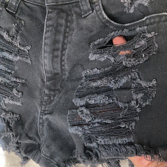 American Eagle Outfitters distressed black denim shorts - Picture 4 of 9